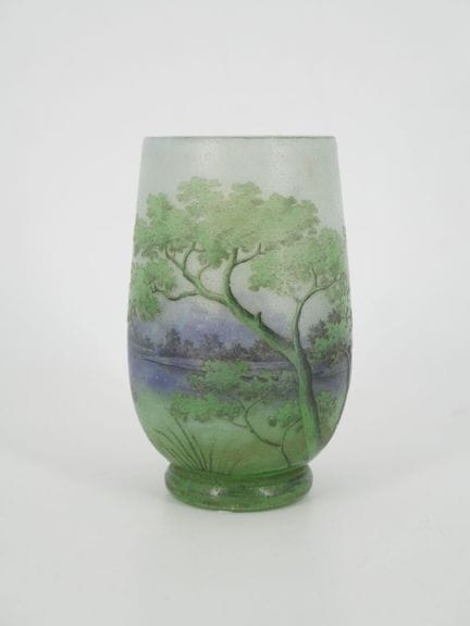 DAUM NANCY,
Small glass vase with a lacustrine des