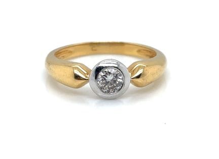 A solitaire ring in yellow and white gold (750‰) f