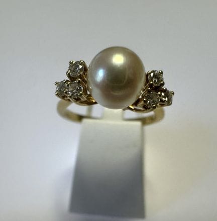 Ring aus 18-karätigem Gold mit Perlen und 6 kleine