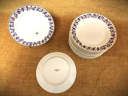 12 Assiettes à dessert en porcelaine motif floral