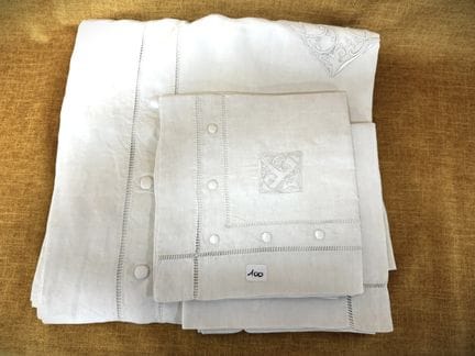 床单套装 + 2个带缎纹装饰的枕套