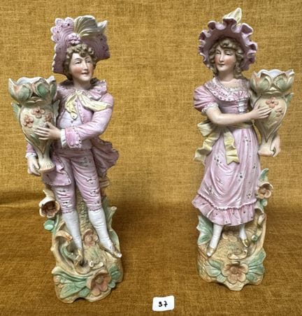 Coppia di figure romantiche simmetriche in biscuit