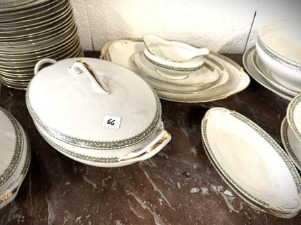Porcelaine de LIMOGES Service de table liseré moti