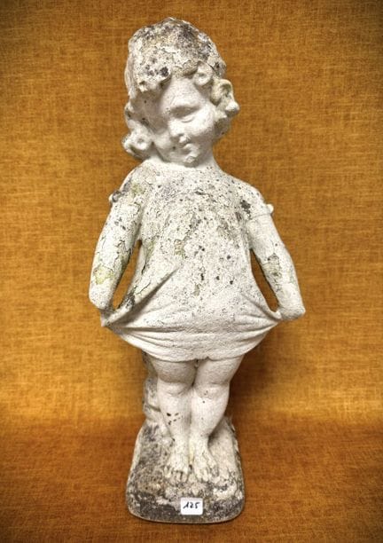 一尊再造石材制成的少女小雕像，高55厘米