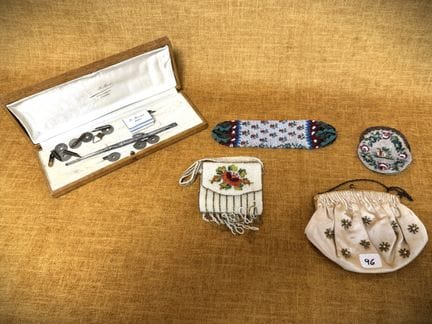 一套3个20世纪初的珠饰手拿包，附带一个小晚宴包，以及一个装有笔架和各种小物件的珠宝盒