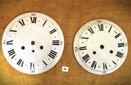 2 alte Zifferblätter aus weißer Fayence mit schwar