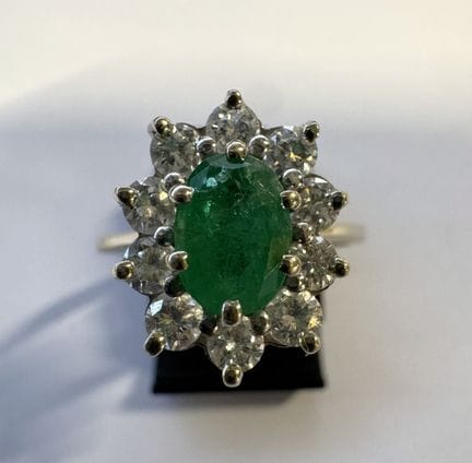 Marquise-Ring aus Weißgold, verziert mit einem Sma