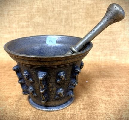 Antikes Werk: Bronzemörser mit Stößel