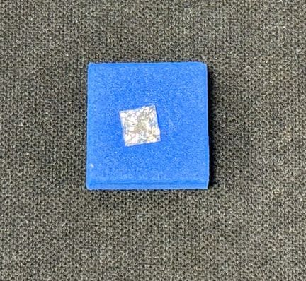 Diamante talla princesa de 0,80 ct con inscripción