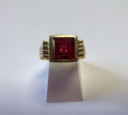 Ring aus Gelbgold, verziert mit einem synthetische
