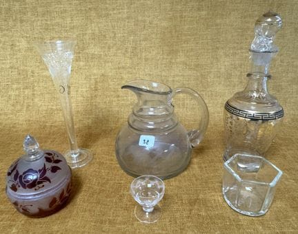 Lot de verrerie : carafe (accident) et 1 verre ass