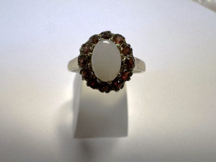 Ring aus 14-karätigem Gold mit Opal, umrandet von 