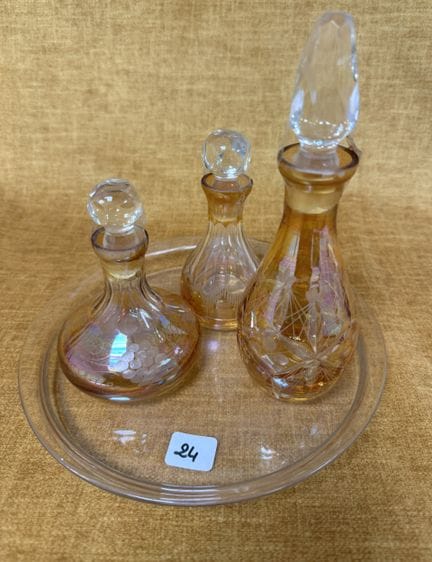 Ensemble de 3 petites carafes sur plateau en verre