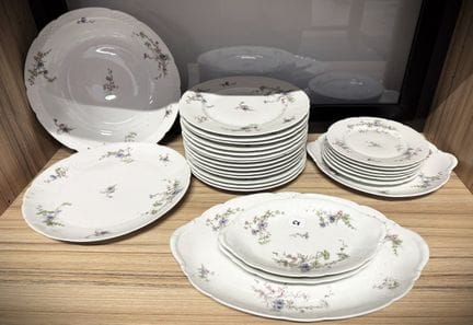 Porcelaine de LIMOGES reste de service de table mo