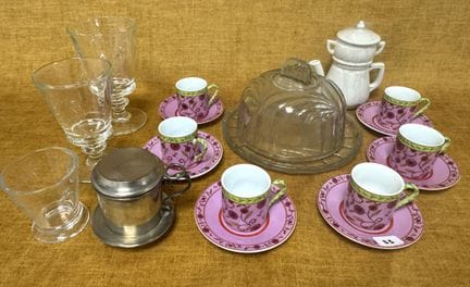 Lot : service à café 6 tasses + soucoupes, 3 verre