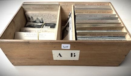 Schachtel mit alten und modernen Postkarten  über 