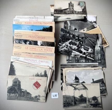 Set mit alten und modernen Postkarten aus Wassy un