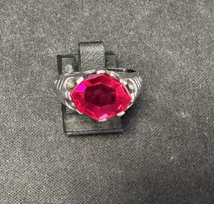 Ring aus 14-karätigem Weißgold mit rotem Stein, Ar