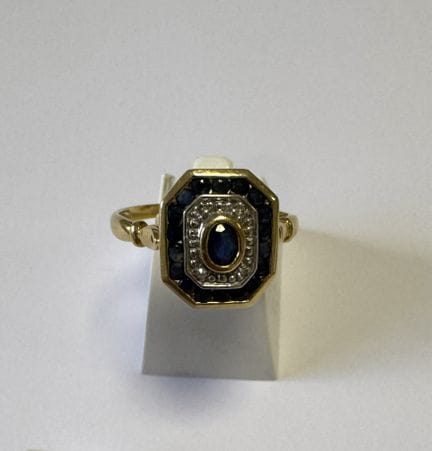 Ring aus 18 Karat Gelbgold, verziert mit Saphiren 