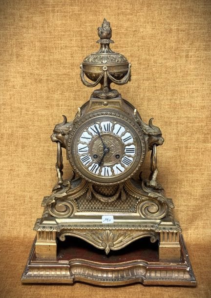 Uhr aus vergoldeter Bronze auf Sockel, H 55 cm