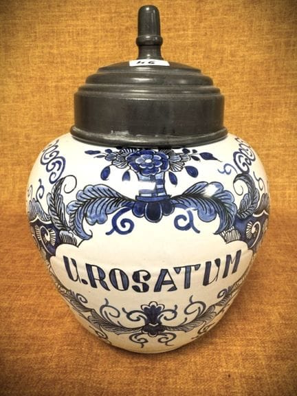 药罐及其锡制盖子，高26.5厘米，标有“U. ROSATUM”字样