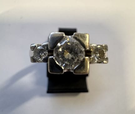 Ring aus Weißgold, verziert mit einem zentralen Di