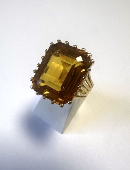 Ring aus 18-karätigem Gold, besetzt mit einem groß