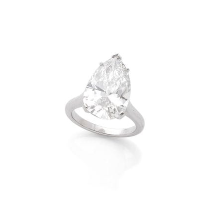 RING „DIAMANT“

Birnenförmiger Diamant, Platin (85