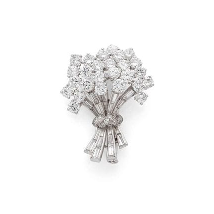 BROSCHE „BLUMENSTRÄUSSCHEN“

Runde Diamanten im Br