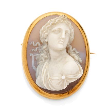KAMEE-BROSCHE „FRAU MIT LEIER“

Kamee auf Achat, 1