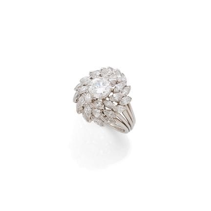 RING „COCKTAIL“

Brillantschliff-Diamanten, Navett