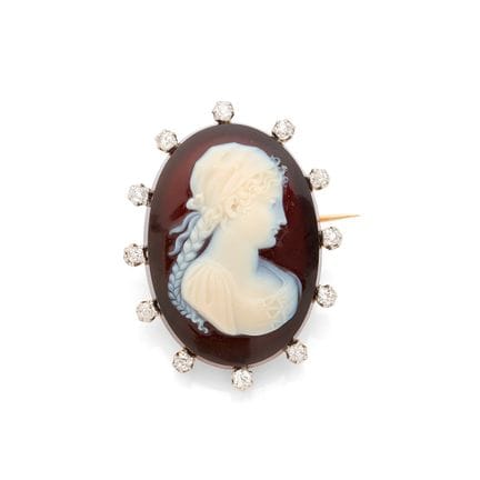 BROCHE-ANHÄNGER „KAMEE“

Kamee auf Achat und Diama