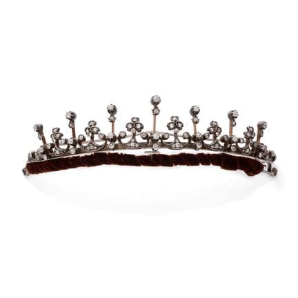 VERWANDELBARER SCHMUCK

Tiara, die sich in eine Ha