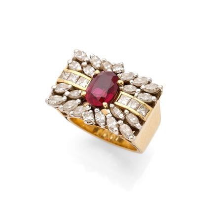 RING „TANK“

Ovaler Rubin, Navette-Diamanten, kali