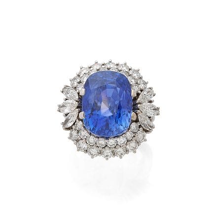 RING „SAPHIR“

Ovaler Saphir, Diamanten im Navette