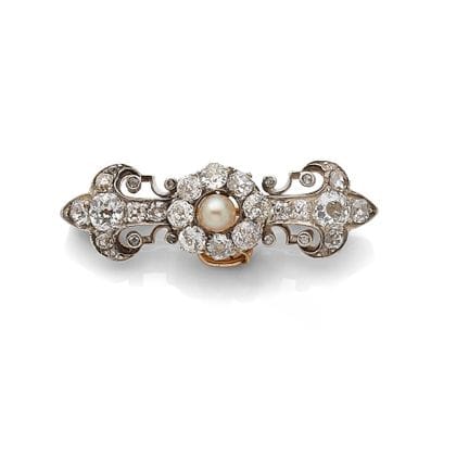 BROSCHE „FLEUR DE LYS“
Vermutlich echte Goldperle 