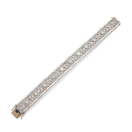ARMBAND „RUBAN“

Saphir im Cabochon-Schliff, Diama