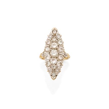 RING „NAVETTE“

Runde Diamanten im Brillantschliff