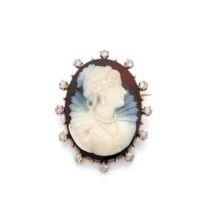 BROCHE-ANHÄNGER „KAMEE“

Kamee auf Achat und Diama