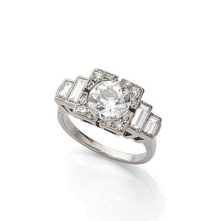 RING „ART DECO“

Runder Diamant im Altschliff, „Hu