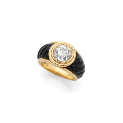 RING MIT RIFFELUNG

Onyx und runder Diamant im alt
