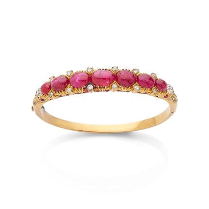 ARMBAND „JONC“

Rubin-Cabochons und runde Diamante