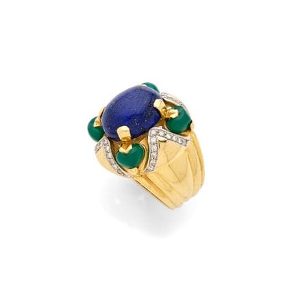 COCKTAIL-RING

Lapislazuli-Cabochon, gravierter Ch