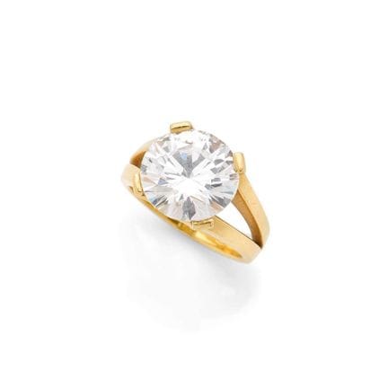 RING „DIAMANT“

Runder Diamant im Brillantschliff,