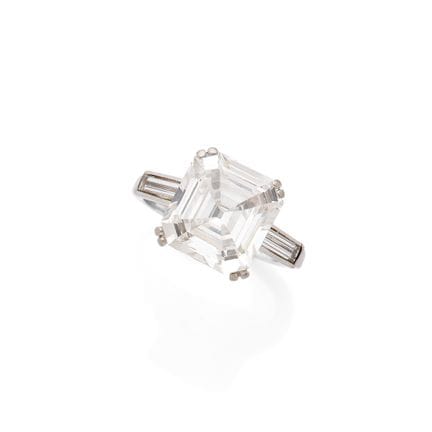 RING „DIAMANTEN“

Rechteckiger Diamant mit abgesch