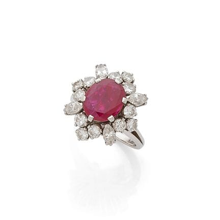 RING „RUBIS“

Ovaler Rubin, runde Diamanten und Na
