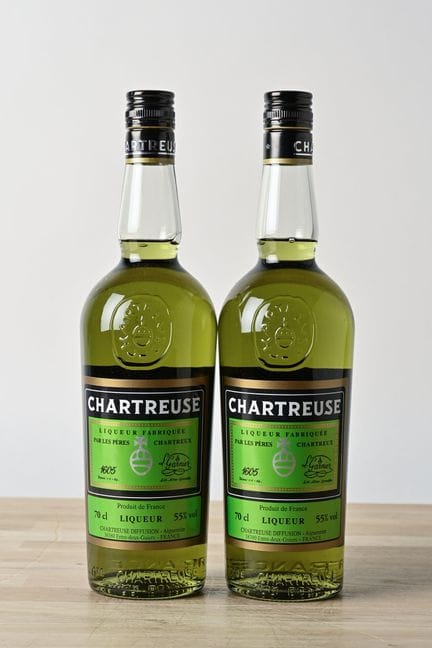2 B CHARTREUSE JAUNE AIGUENOIRE VOIRON 70 cl 43% (
