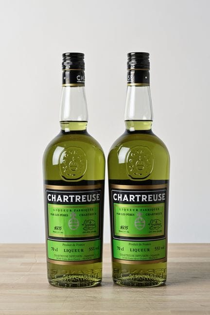 2 B CHARTREUSE JAUNE AIGUENOIRE VOIRON 70 cl 43% (
