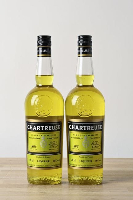 2 B CHARTREUSE JAUNE VOIRON 70 cl 43% (mise 2018) 