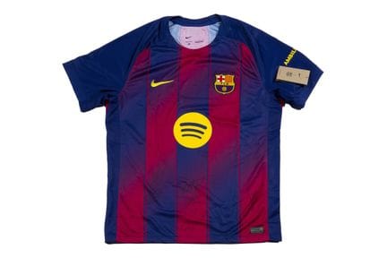 SOCCER FC BARCELONA

Official jersey signed by Ara